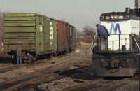 lirr155_crew-trouble-freight-coupler_Fremont-Tower_12-30-1988_viewN_AJosephDaly.jpg (437782 bytes)